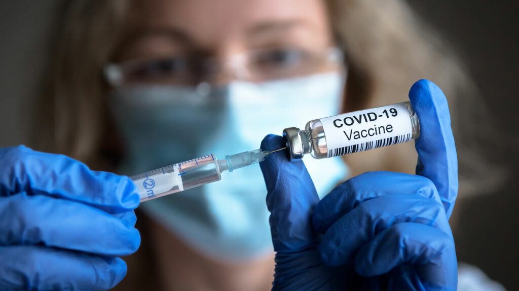 Un cuarto de los no-vacunados en USA mentiría para mantener sus trabajos