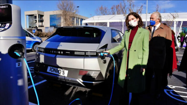 Ayuso inaugura un nuevo centro de carga eléctrica en Madrid