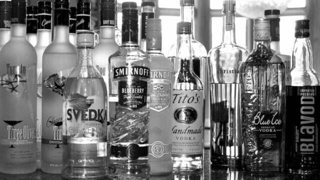 Ley Seca en Estados Unidos: algunos estados prohíben la venta de vodka ruso
