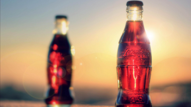 Coca-Cola prueba un nuevo formato para sus botellas: un tapón fijo