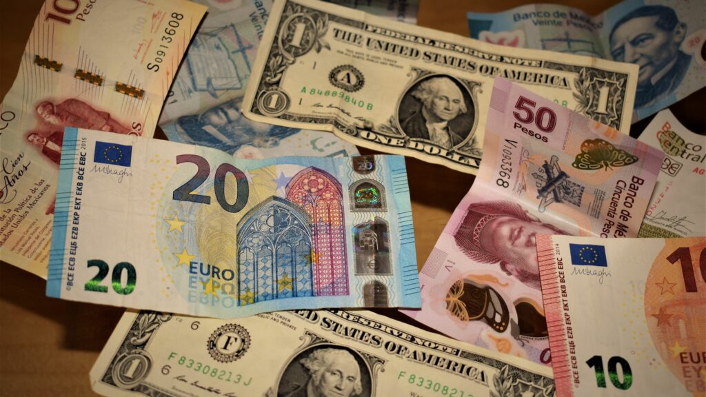 El dólar vuelve a superar al euro ¿Quién gana y quién pierde?
